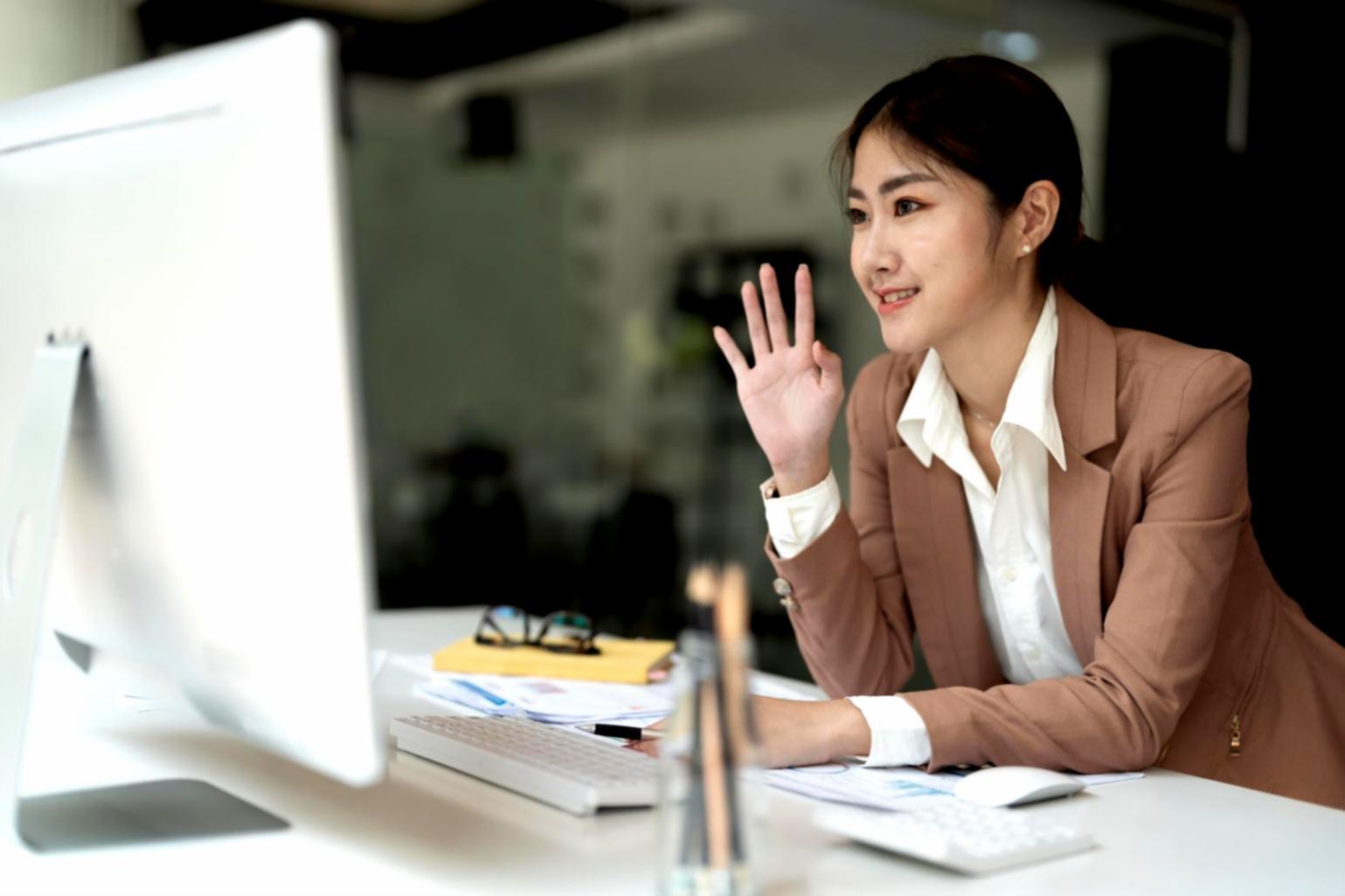 Estudiante participando en sesión de webinar interactivo sobre fundamentos de programación