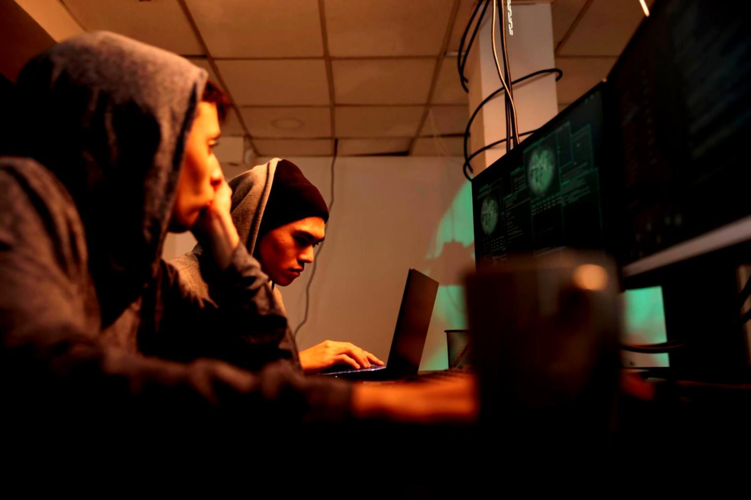 Estudiantes participando en sesión interactiva de programación