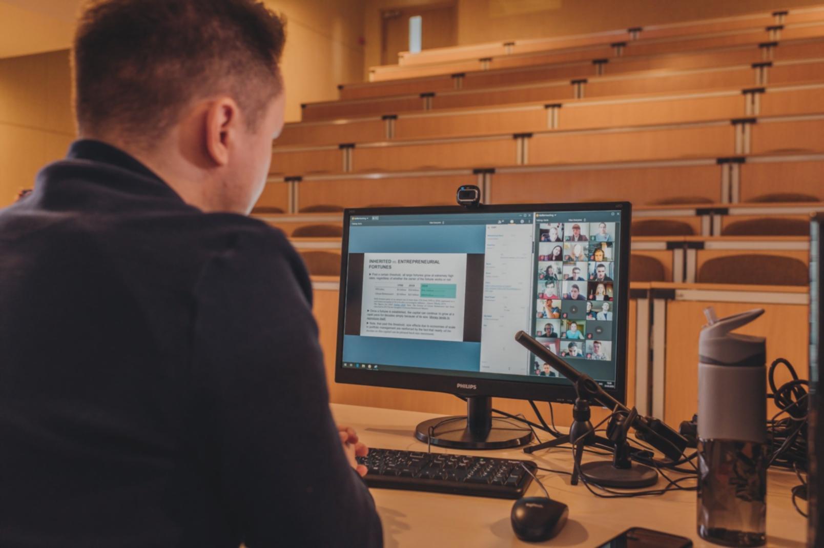 Interfaz típica de curso pregrabado con video y controles