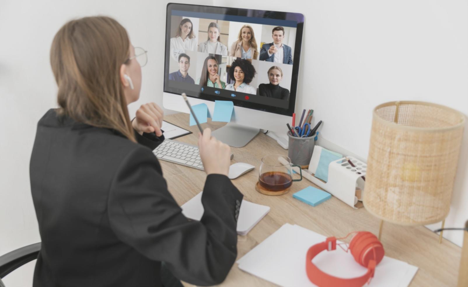 Espacio de aprendizaje colaborativo donde estudiantes se conectan con expertos en programación