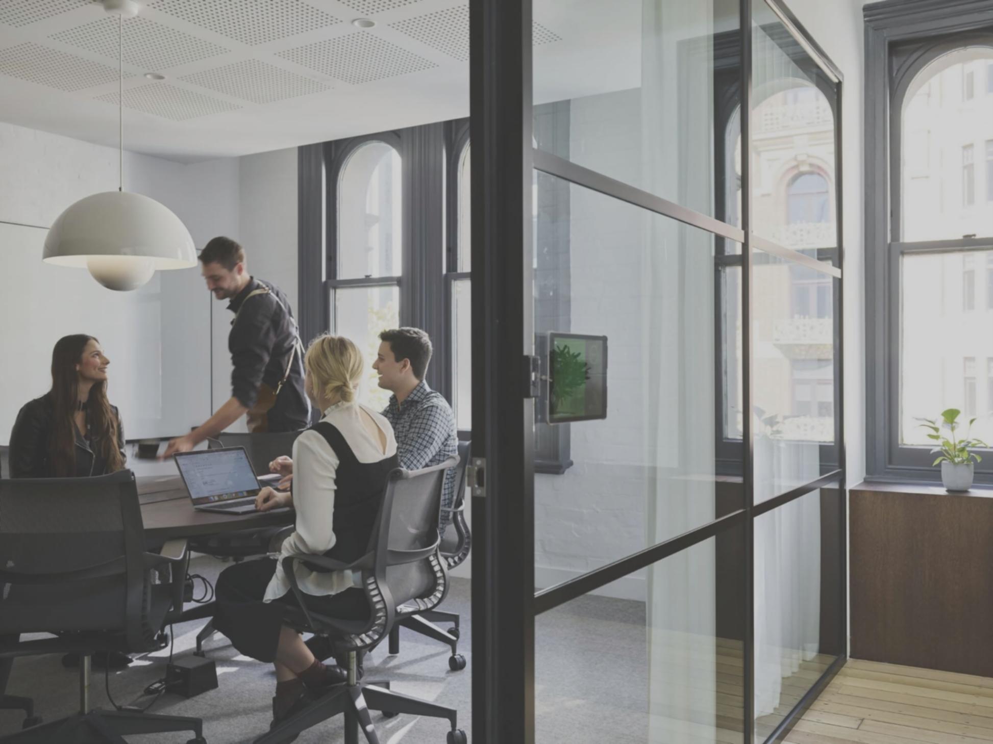 Estudiante siguiendo ejercicios prácticos de programación