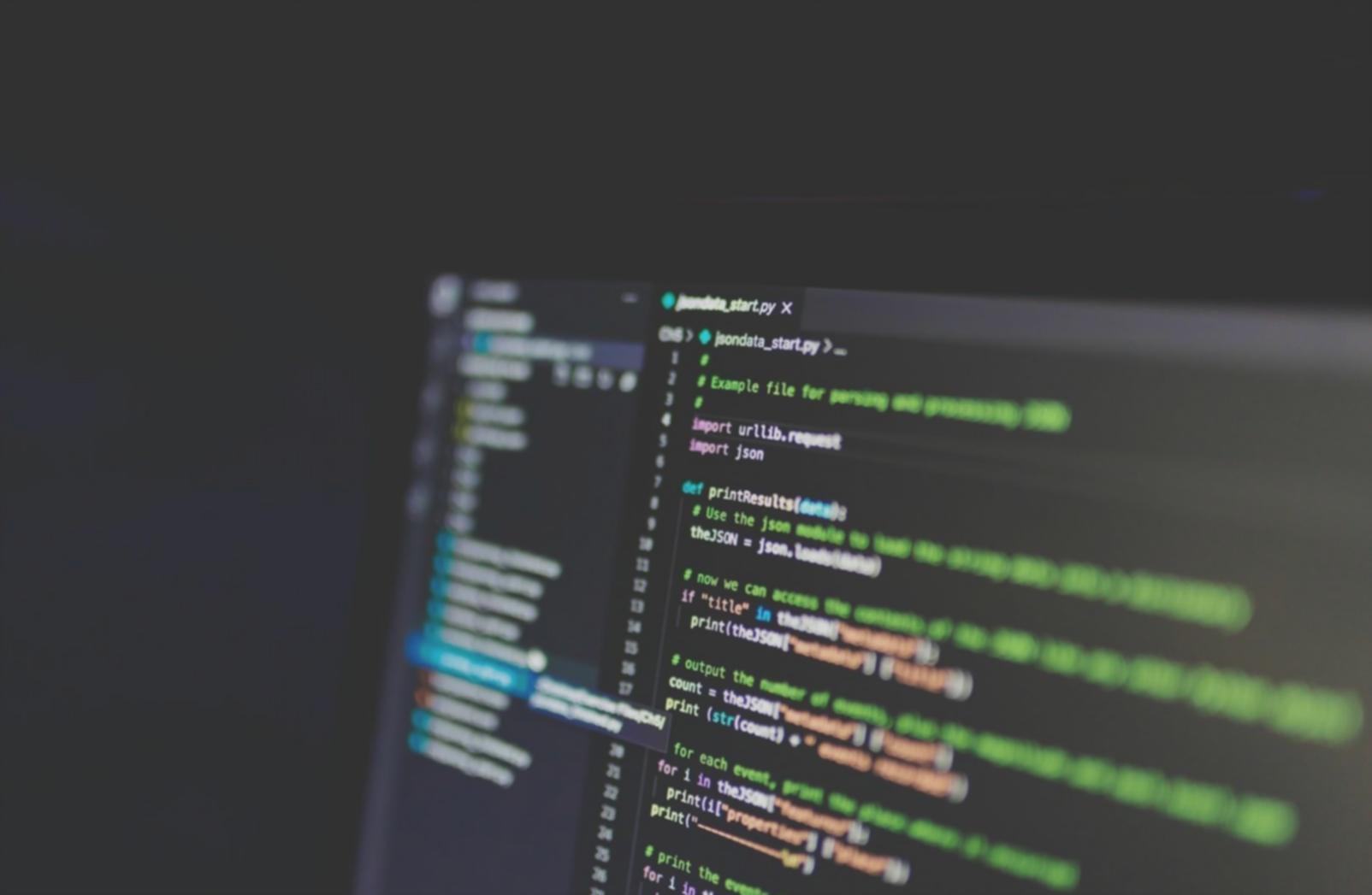 Instructor mostrando resolución de problema real de programación